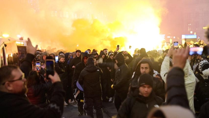 Simpatizantes del Maccabi Tel Aviv israelí se manifiestan y encienden bengalas en Ámsterdam, Países Bajos.