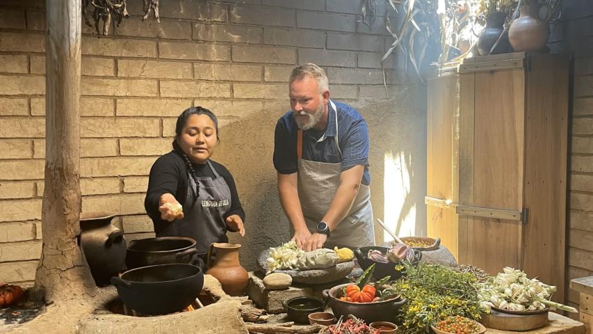 El chef Drew Deckman y Thalia Barrios durante una de las grabaciones de Ingrediente: México, destacando la importancia de los ingredientes locales en la cocina moderna.