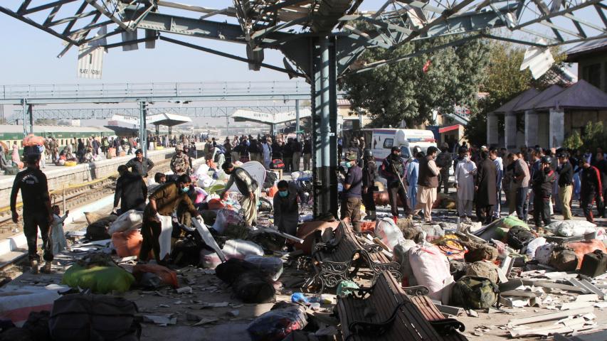 Explosión de una bomba en una estación de tren en Quetta , Pakistán.