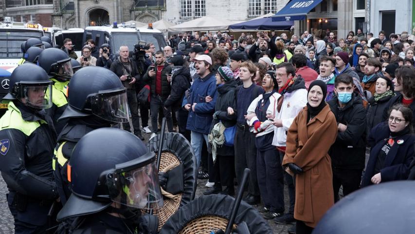 Manifestantes pro palestinos se enfrentan a la policía holandesa durante una manifestación prohibida en Ámsterdam, Países Bajos.