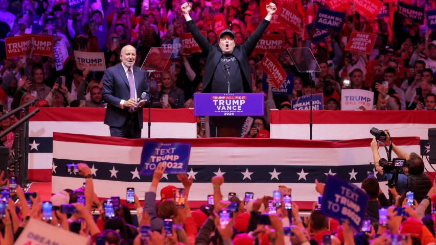 Elon Musk, director ejecutivo de Tesla y propietario de X, hace un gesto en el escenario junto a Howard Lutnick, presidente y director ejecutivo de Cantor Fitzgerald, durante un mitin del candidato presidencial republicano y expresidente estadounidense Donald Trump en el Madison Square Garden, en Nueva York.