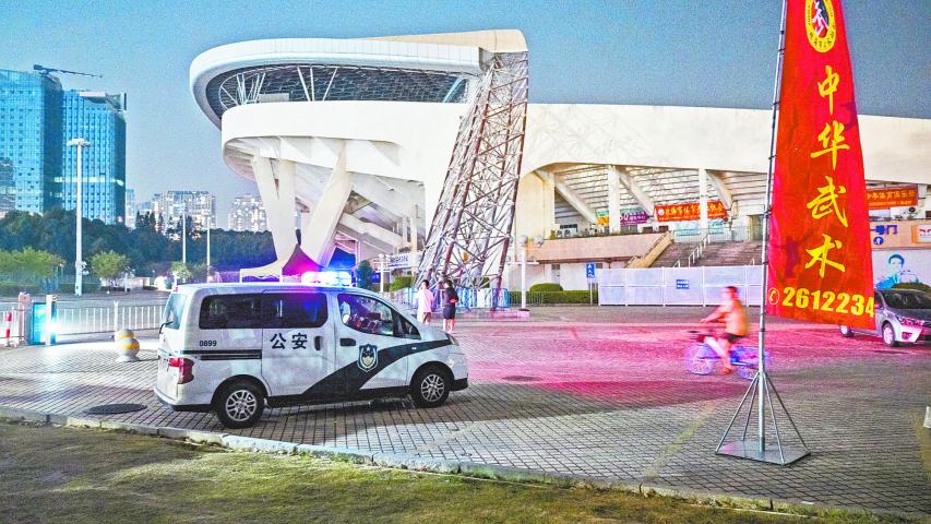 Una patrulla afuera del Centro Deportivo Zhuhai, un día después del ataque que dejó varios muertos. Foto: AFP