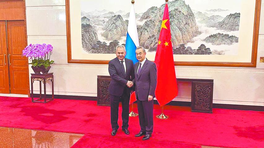 El secretario de seguridad ruso Serguéi Shoigu se reunió ayer con el canciller chino, Wang Yi. Foto: AFP