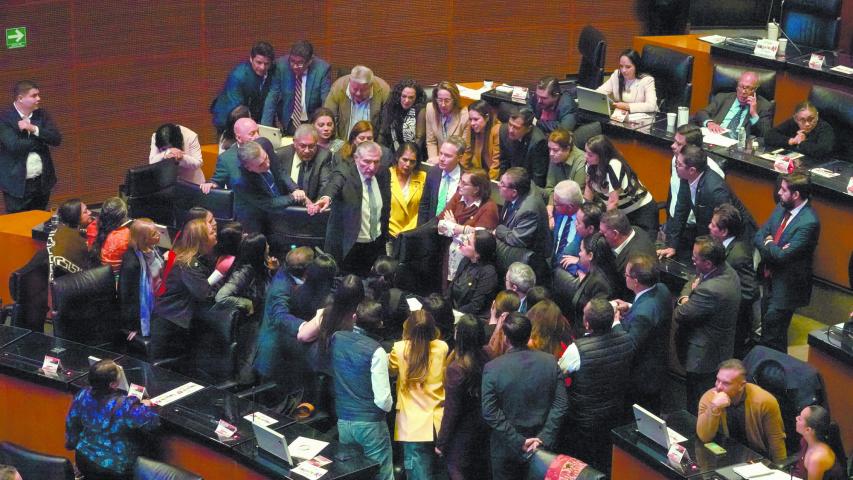 Hasta la media noche de ayer los senadores mantenían la sesión para designar a quien comandará la Comisión Nacional de Derechos Humanos. Foto: Cuartoscuro