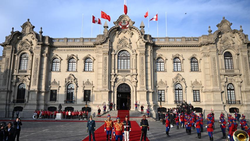 Guardias de honor esperan la llegada del presidente de China, Xi Jinping, para reunirse con la presidenta de Perú, Dina Boluarte, en el palacio de gobierno