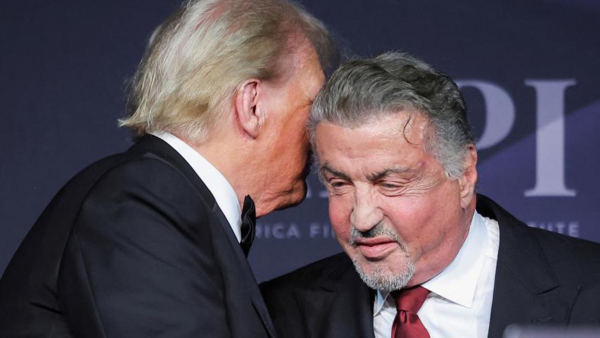 El presidente electo de Estados Unidos, Donald Trump, habla con el actor Sylvester Stallone