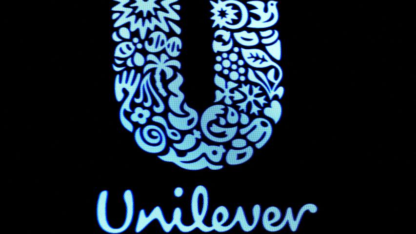 El logotipo de la empresa Unilever se muestra en una pantalla en el suelo de la Bolsa de Nueva York