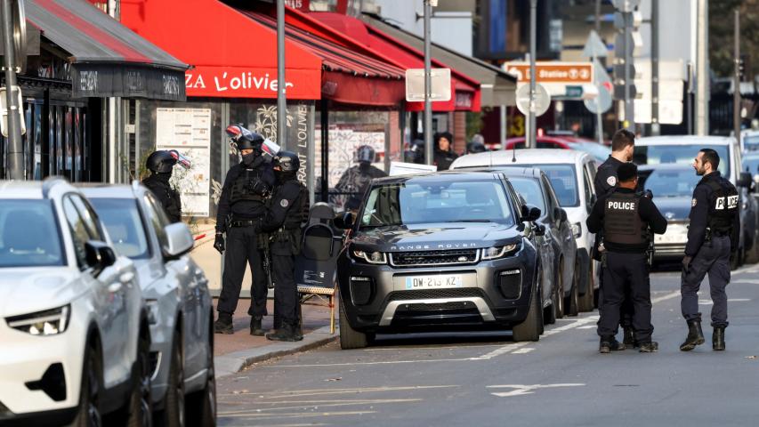 Miembros de la policía afuera de una pizzería donde un hombre que se cree es el dueño del restaurante tomó rehenes en Issy-les-Moulineaux, cerca de París, Francia.