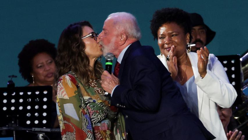 El presidente de Brasil, Luiz Inacio Lula da Silva besa a su esposa, la primera dama Rosangela "Janja" da Silva.