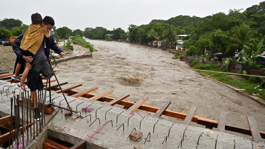 Damnificados por la tormenta Sara tuvieron que abandonar sus residencias, para hallar zonas más seguras.