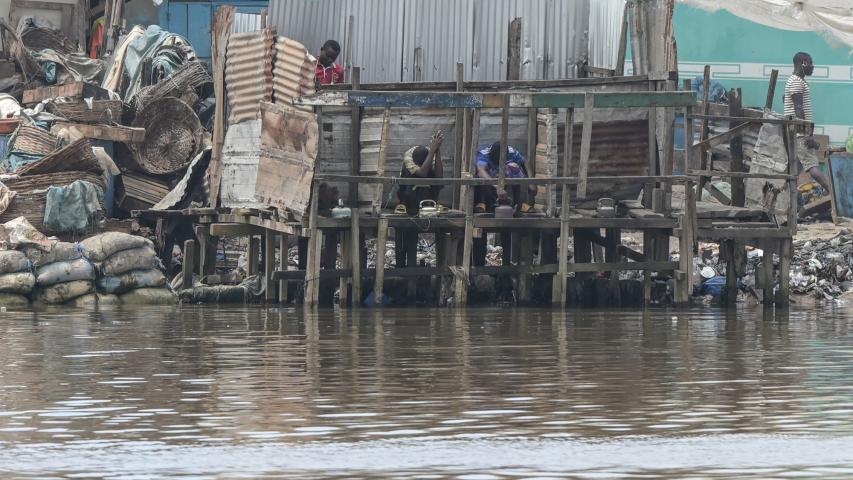 Los residentes utilizan letrinas abiertas en la laguna Ebrie del distrito de Zimbabwe