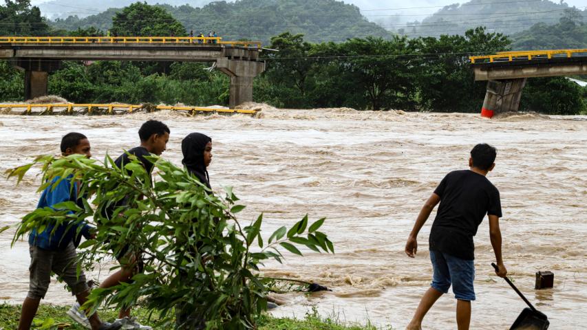 El puente Saopin, destruido por la crecida del río Cangrajal tras el paso de la tormenta Sara, en La Ceiba, Honduras.