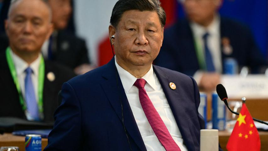 El presidente de China, Xi Jinping, observa durante la segunda sesión de la reunión de líderes del G20 en Río de Janeiro, Brasil.