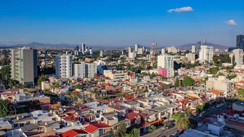 Según proyecciones de la asociación, Jalisco podría rebasar los 400,000 metros cuadrados absorbidos este 2024 debido a la llegada de nuevas empresas y ampliación de líneas de producción. También se duplicó el numero de empresas afiliadas a APIEJ.

Para más información del tema, visita: https://www.eleconomista.com.mx/estados/apiej-anticipa-cifras-record-absorcion-parques-industriales-cierre-ano-20241121-735265.html 

¡Síguenos en nuestras redes sociales para mantenerte informado!

Twitter: https://twitter.com/eleconomista 
Facebook: https://www.facebook.com/ElEconomista.mx
Instagram: https://www.instagram.com/eleconomistamx
LinkedIn: https://www.linkedin.com/company/el-economista/

#ElEconomista #EETV