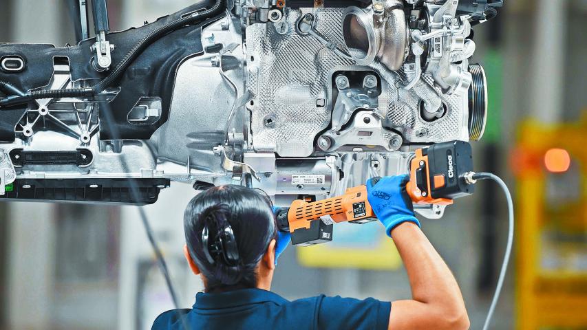 A BMW's employee is pictured working on a BMW car assembley process in a guided visit during the inauguration of the new BMW car production plant in San Luis Potosi, Mexico, on June 6, 2019. (Photo by ALFREDO ESTRELLA / AFP)