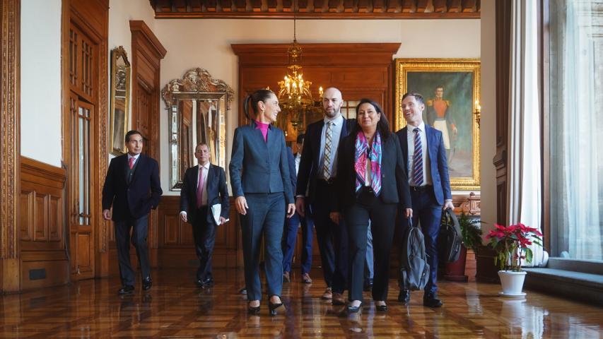 La presidenta de México, Claudia Sheinbaum, se reunió en Palacio Nacional con Shelly Shetty, directora ejecutiva en Fitch Ratings, y su equipo, para abordar el buen desempeño de la economía mexicana.