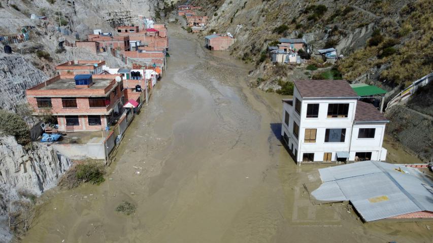 Imagen de un dron muestra edificios inundados tras los deslizamientos de tierra causados ​​por intensas lluvias y movimientos ilegales de tierra, en la zona de Inca Llojeta, en La Paz, Bolivia.