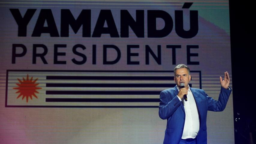 Yamandu Orsi habla en el escenario tras los primeros resultados de la segunda vuelta de las elecciones presidenciales en Uruguay.