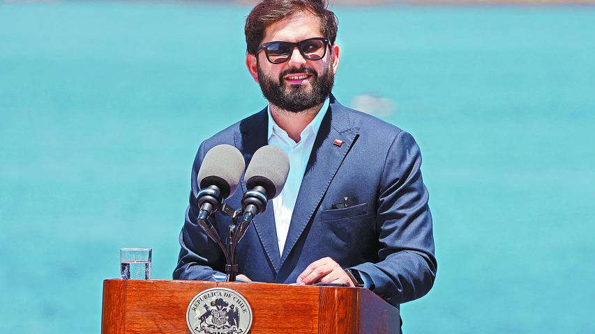 Gabriel Boric, presidente de Chile, lamentó la baja en la inversión local, mientras la IED va al alza.  (Photo by Ludovic MARIN / AFP)