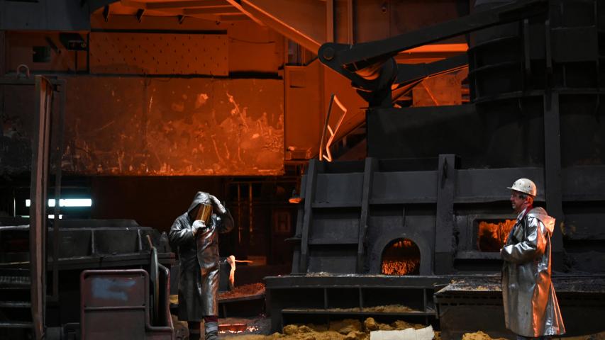 Un trabajador siderúrgico camina frente al alto horno (Hochofen) Schwelgern en la acería de Thyssenkrupp Steel Europe AG en Duisburg, Alemania.