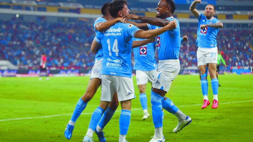 GUADALAJARA, JALISCO, 06NOVIEMBRE2024..- Alexis Gutiérrez jugador de Cruz Azul, festeja con sus compañeros su anotación, esto en partido correspondiente a la jornada 16 del Torneo Apertura 2024 de la Liga MX, en donde se enfrentan los equipos de Atlas vs Cruz Azul, en juego que se lleva a cabo en el Estadio Jalisco, el marcador al momento es de 2-1, a favor del equipo visitante.
FOTO: FERNANDO CARRANZA GARCIA / CUARTOSCURO.COM