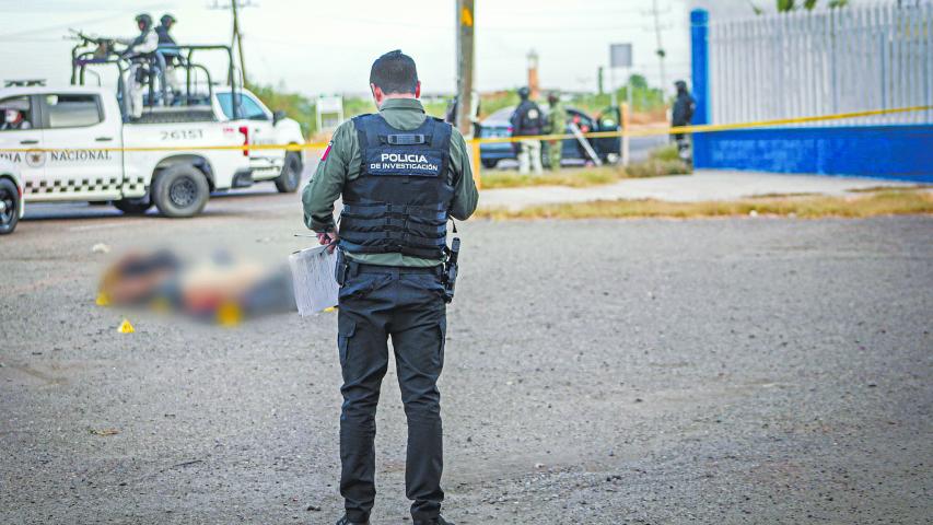 CULIACÁN, SINALOA, 26NOVIEMBRE2024.- Cinco cuerpos sin vida, con huellas de tortura y atados de las manos, fueron encontrados frente a la Facultad de Agronomía de la Universidad Autónoma de Sinaloa, cerca de la carretera Culiacán-Eldorado en la sindicatura de Costa Rica. Las víctimas, dispuestas una junto a la otra, una cartulina con mensaje se encontró junto a lo cuerpos, uno de los cuerpos se encontraba semicubierta con una bolsa de plástico negro, es el tercer día consecutivo con la alza en los asesinatos en Culiacán. FOTO: JOSÉ BETANZOS/CUARTOSCURO.COM