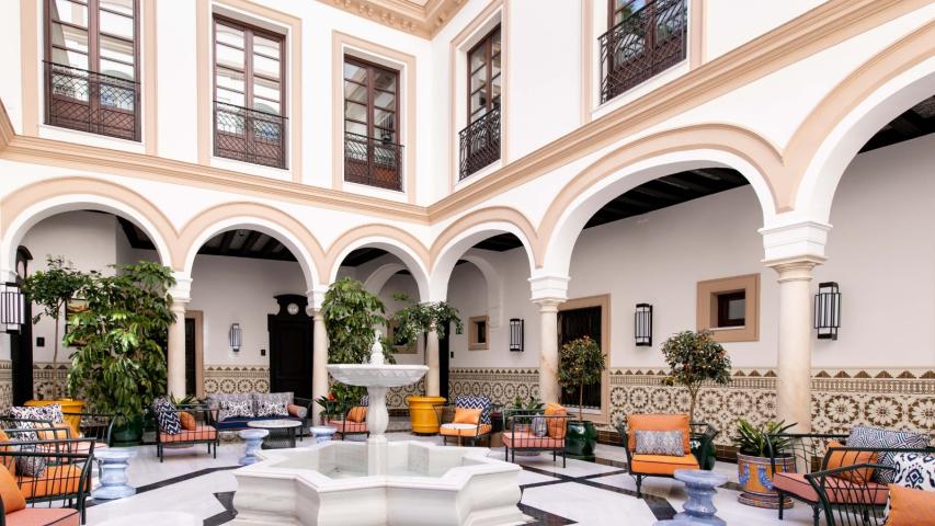 Su hotel de Sevilla, el 5 estrellas GL Casa Palacio Don Ramón, obtuvo el galardón al mejor hotel boutique del mundo