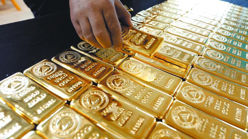 A employee works on 1 kg. gold bars in Ahlatci Metal Refinery in the central Anatolian city of Corum, Turkey, May 11, 2017. Picture taken May 11, 2017. REUTERS/Umit Bektas