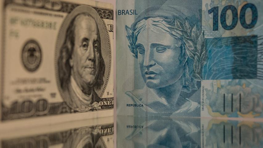 100 dólares estadounidenses vs 100 reales brasileños.