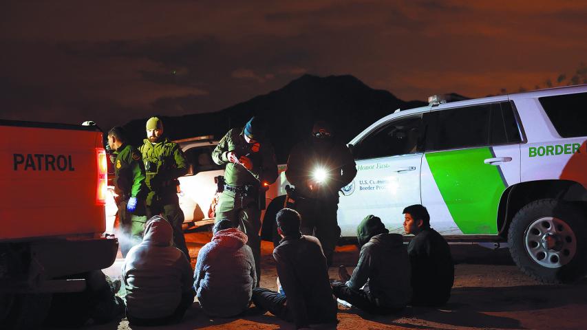 Migrantes detenidos por agentes de la patrulla fronteriza en Sunland Park, Nuevo México.