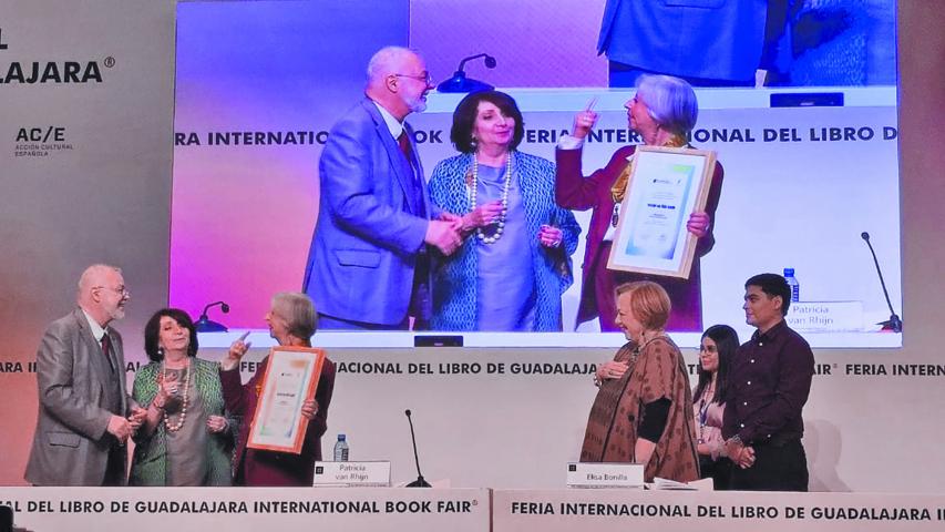 La editora recibió el reconocimiento de manos de José Trinidad Padilla López y Marisol Schulz, presidente y directora de la FIL, respectivamente.