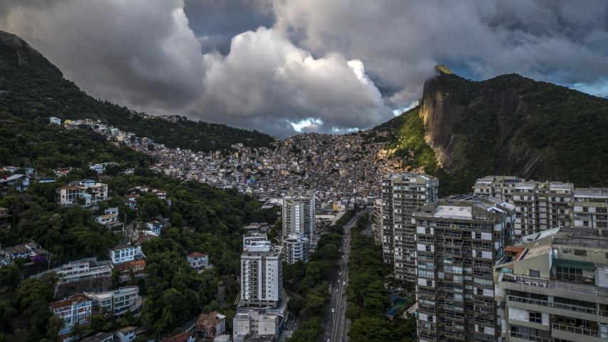 Vista aérea de la favela Rocinha y el barrio de Sao Conrado en Río de Janeiro, Brasil