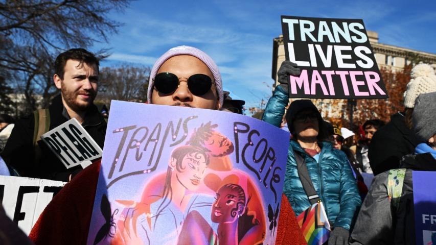 De los 1.6 millones de personas que se identifican como transexuales en Estados Unidos, más de 300,000 personas tienen entre 13 y 17 años de edad.