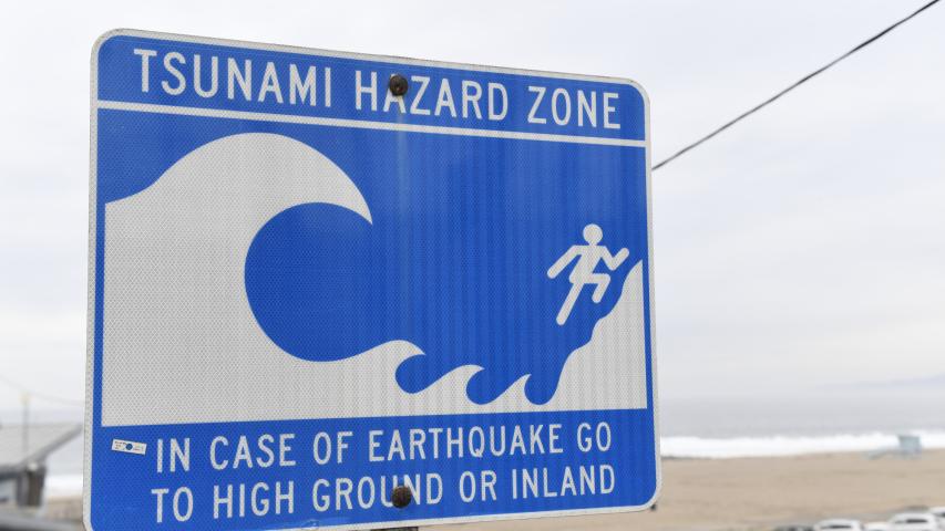 Un poderoso sismo de magnitud 7 golpeó este jueves la costa del norte del estado de California, y generó una breve alerta de tsunami.