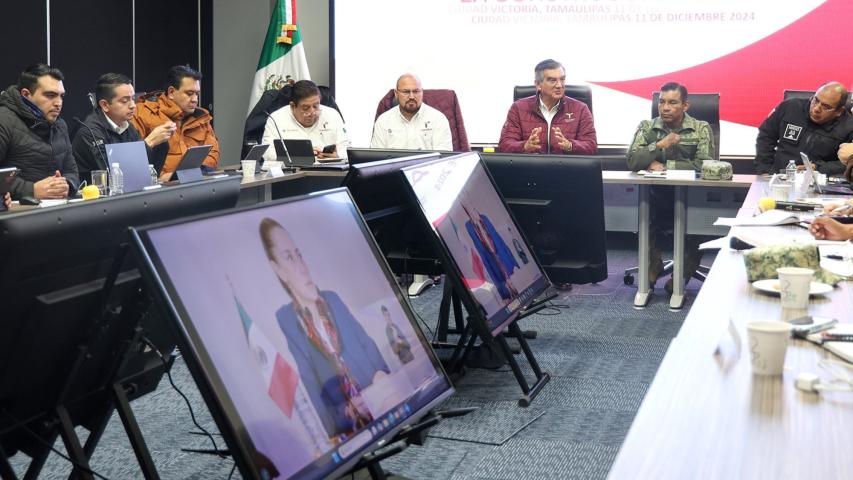 El gobernador de Tamaulipas, Américo Villareal, reunido con parte de su equipo de trabajo.