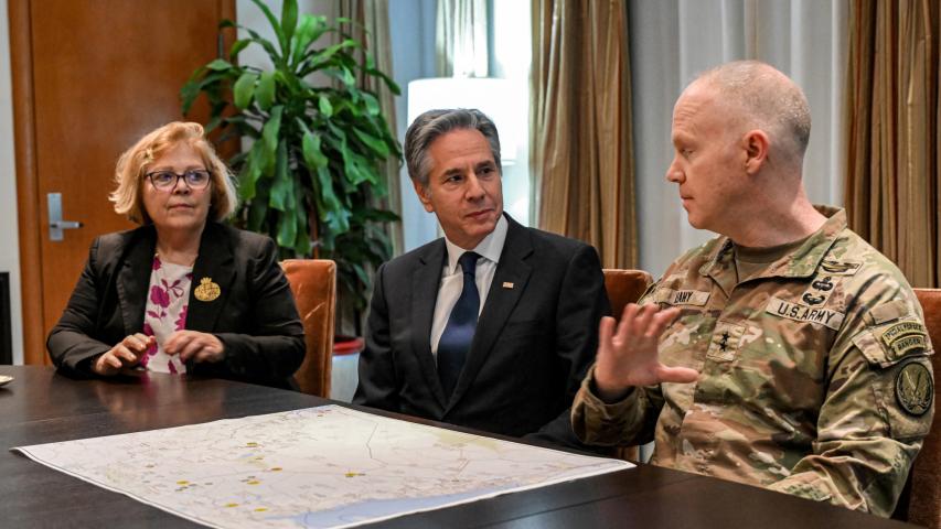 El secretario de Estado de Estados Unidos, Antony Blinken, asiste a una reunión informativa con el mayor general del ejército de Estados Unidos Kevin Leahy, comandante de la Fuerza de Tarea Conjunta Combinada - Operación Inherent Resolve.