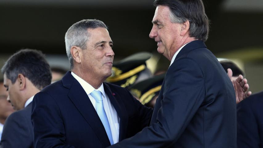 Jair Bolsonaro (d) saluda a Walter Souza Braga Netto durante la celebración del Día del Soldado en la sede del Ejército en Brasilia.