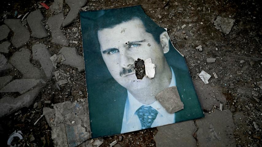 Retrato dañado del derrocado presidente de Siria, Bashar al-Assad.