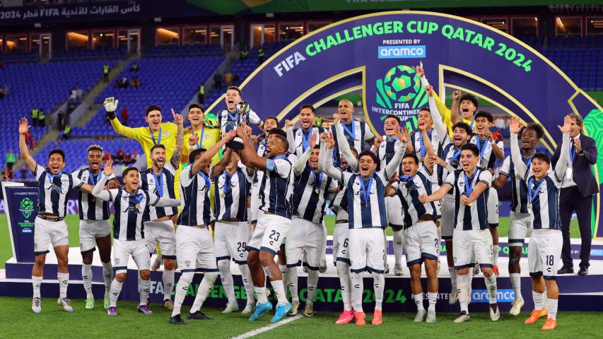 Los jugadores de Pachuca celebran con el trofeo después de ganar la Copa Challenger.