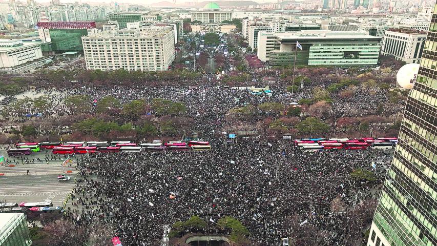 Protesters participate in a rally calling for the impeachment of South Korean President Yoon Suk Yeol, who declared martial law, which was reversed hours later, in front of the National Assembly in Seoul, South Korea, December 14, 2024.   Yonhap via REUTERS   THIS IMAGE HAS BEEN SUPPLIED BY A THIRD PARTY. NO RESALES. NO ARCHIVES. SOUTH KOREA OUT. NO COMMERCIAL OR EDITORIAL SALES IN SOUTH KOREA.