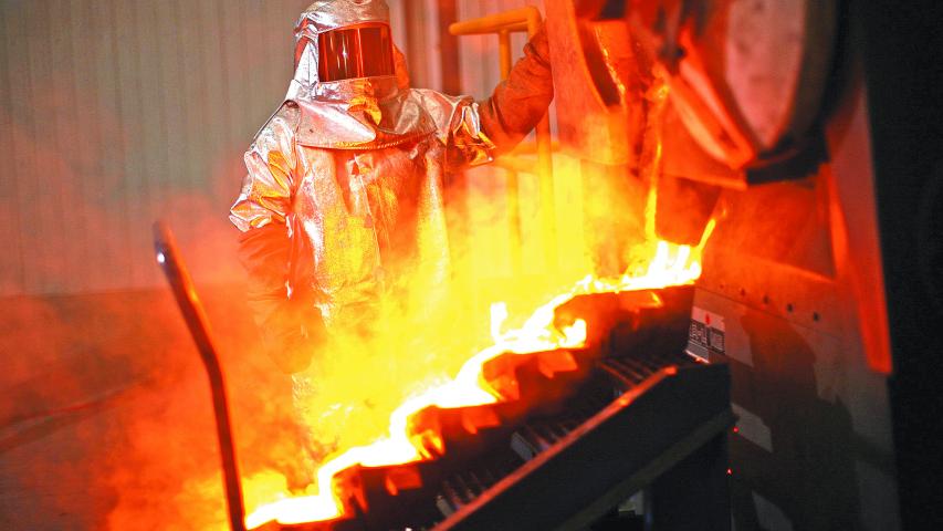 Los futuros del oro mantienen una tendencia alcista, impulsando a las mineras. REUTERS/Chris Wattie (CANADA - Tags: POLITICS ENERGY BUSINESS)