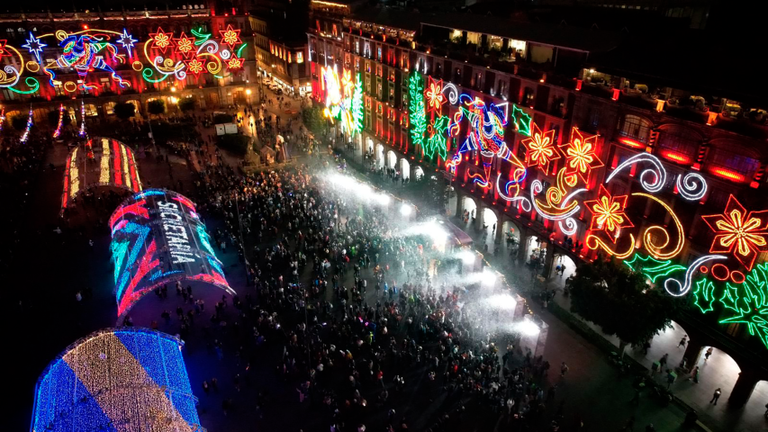 Iluminación navideña en el Zócalo de la Ciudad de México.