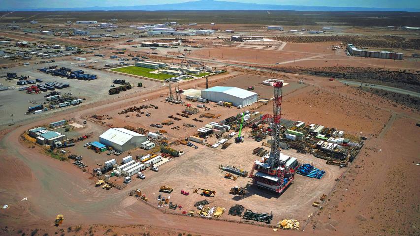 El Proyecto Vaca Muerta Sur contempla la construcción de un ducto de 437 kilómetros.  (Photo by Emiliano Lasalvia / AFP)