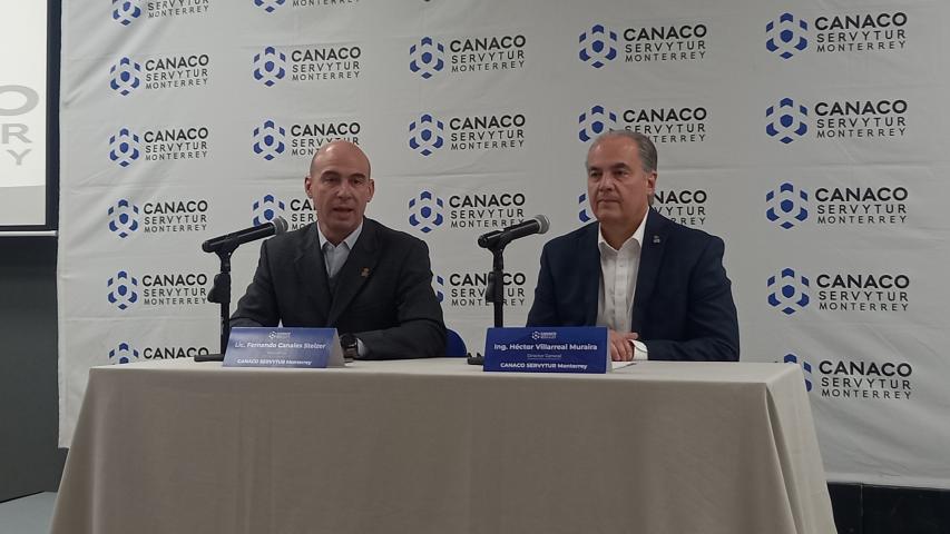 El presidente de la Cámara Nacional de Comercio, Servicios y Turismo de Monterrey, Fernando Canales (i), junto con Héctor Villareal