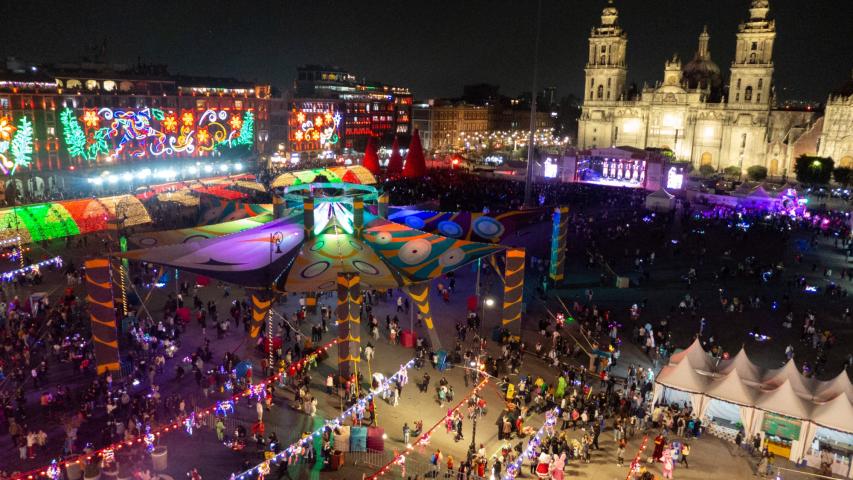 El Zócalo capitalino en temporada decembrina.