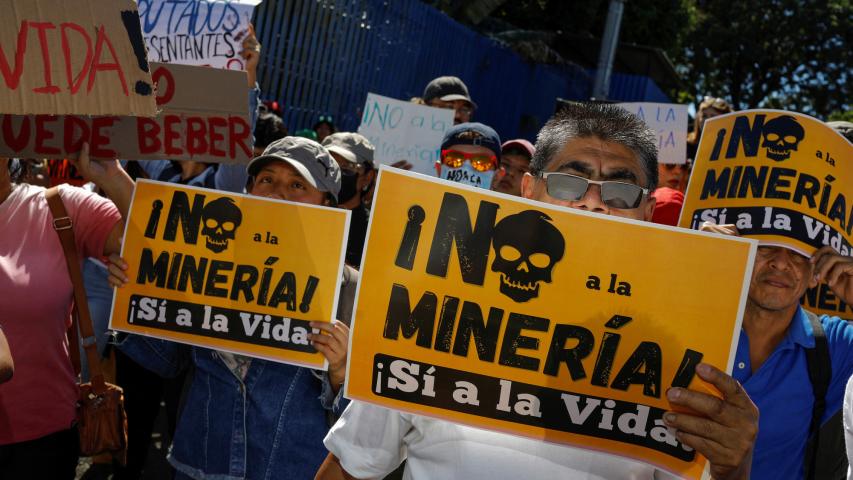 Protestas en El Salvador en contra de la ley que permite la minería metálica, después de años de prohibición.