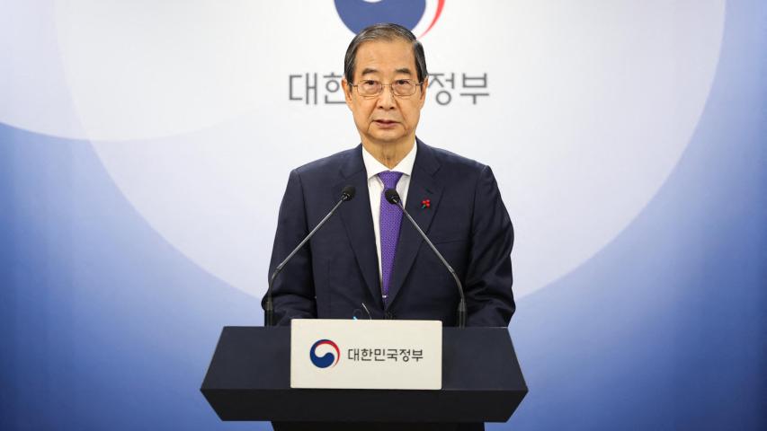 El primer ministro y presidente en funciones de Corea del Sur, Han Duck-soo, habla en su discurso a la nación en el Complejo Gubernamental de Seúl el 26 de diciembre de 2024.