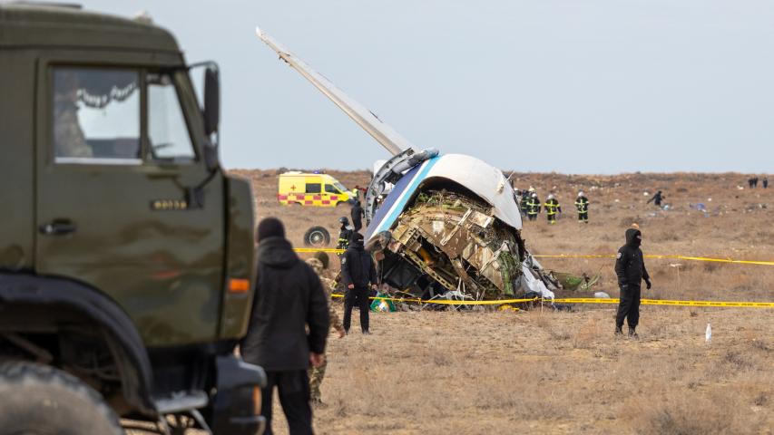 Especialistas en emergencias durante los trabajos en el lugar del accidente del avión de pasajeros de Azerbaijan Airlines.