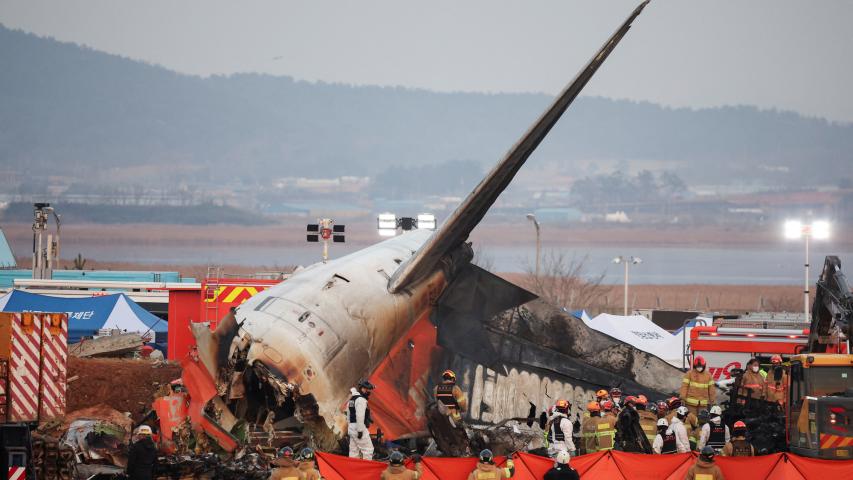 Equipos de rescate participan en una operación de salvamento en el lugar donde se estrelló un avión después de salirse de la pista en el Aeropuerto Internacional de Muan, en Muan, Corea del Sur.