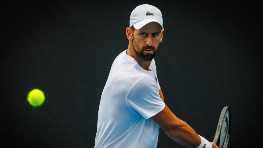 El serbio Novak Djokovic asiste a una sesión de entrenamiento antes del torneo internacional de tenis de Brisbane en Brisbane el 29 de diciembre de 2024.